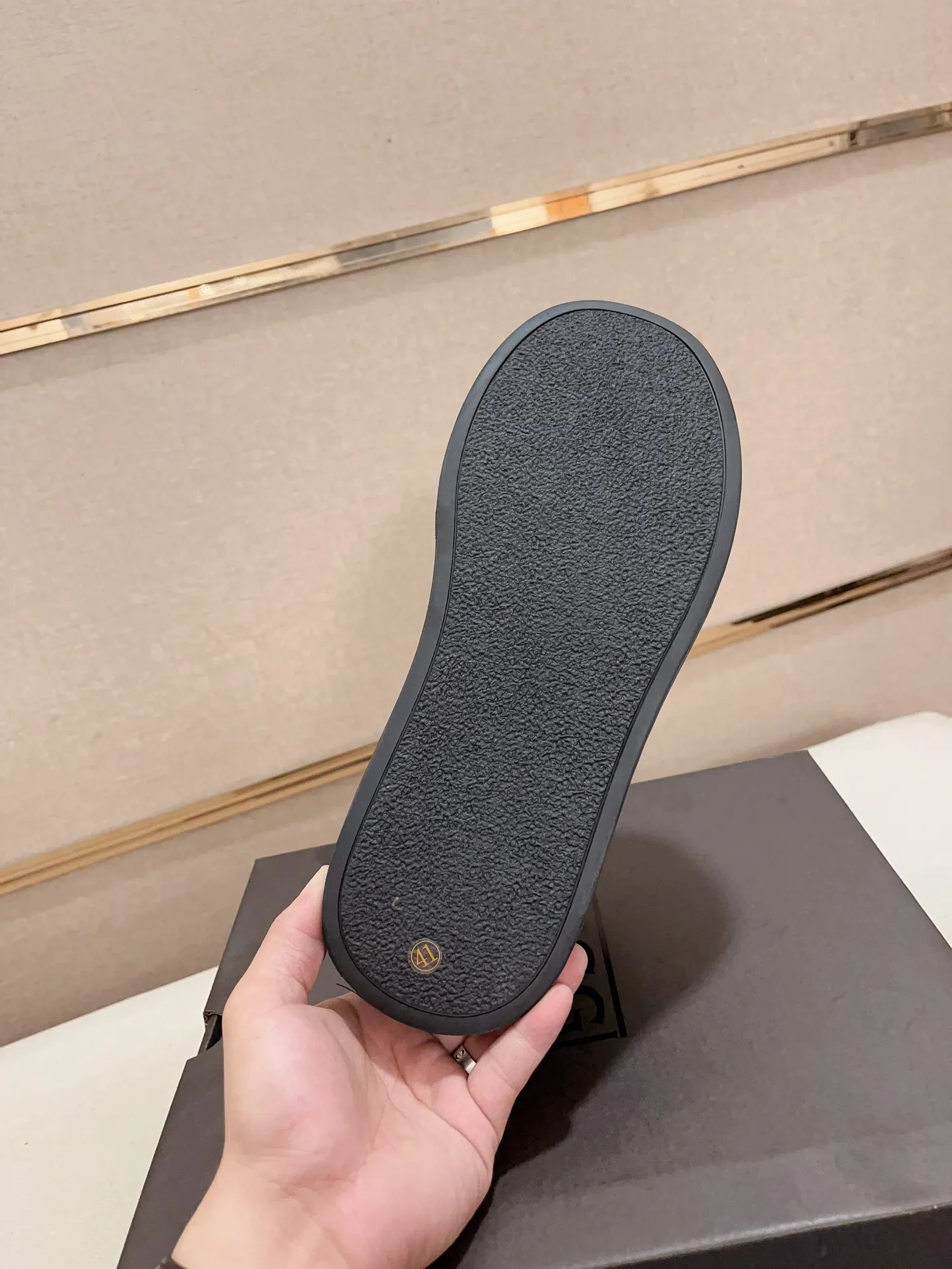 Factory price: 740💰North American men's shoes Ugg ☃️In the special sale of new high-quality men's shoes snow boots in autumn and winter, the nemesis of extreme cold weather! Made of cowhide leather, merino wool lining, and original outsole, whether driving, outdoor or daily wear, there is always one that suits you! Code number 39-44